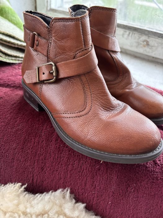 Віддам чобітки весняні нові