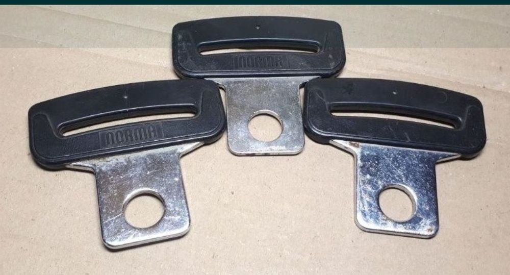 Заглушки для ремней безопасности.
Заглушки салонные.
Аксесуары к ремня