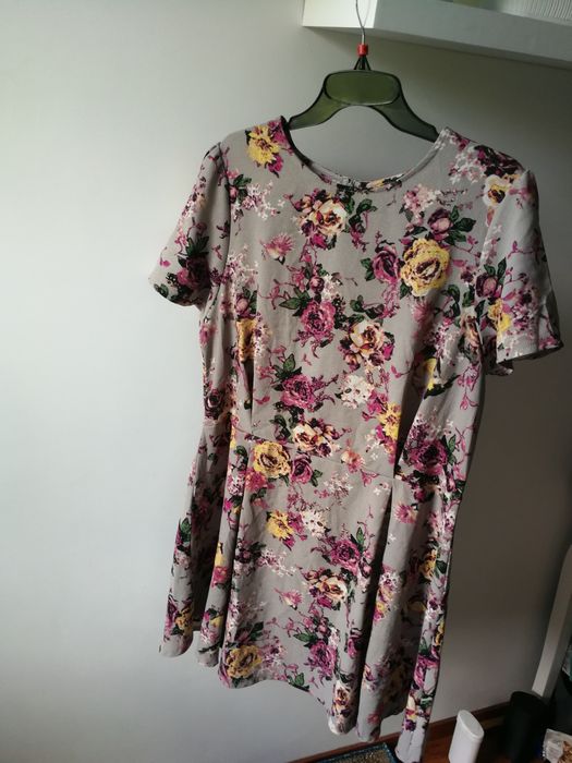 Letnia sukienka w kwiaty plus size idealna na duży biust wakacje 2025