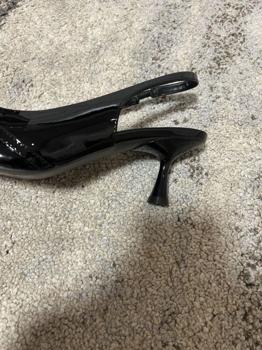 Czarne czółenka ze złotymi elementami JENNY