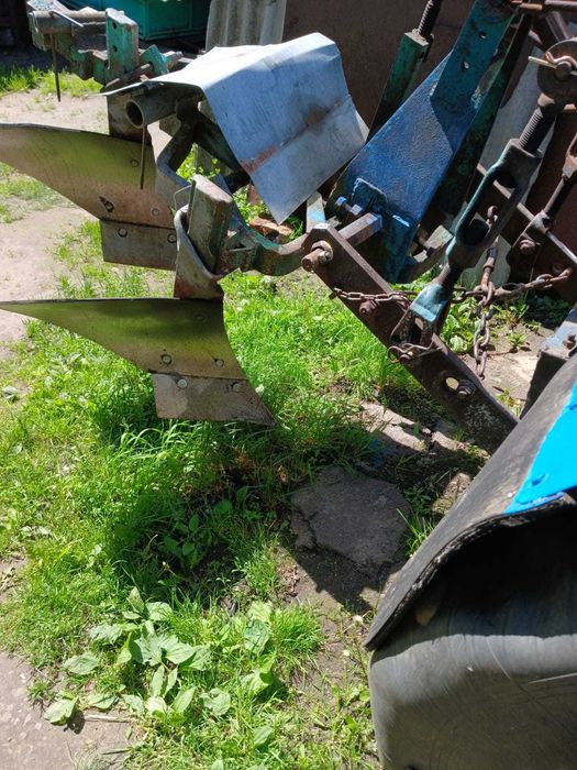 Саморобний трактор з плугами та причепом