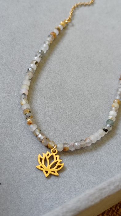 Krótki naszyjnik  damski z kwarcem oraz złotą zawieszką kwiatem