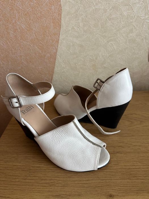 Босоніжки  шкіряні 38 р.