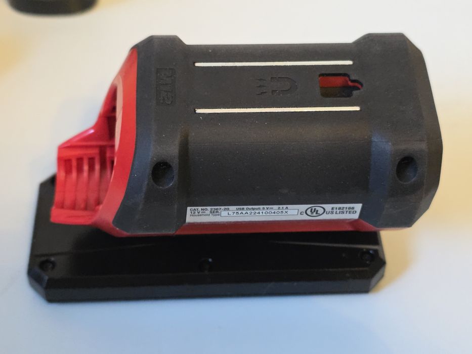 Продам фонарь Milwaukee 2367 + акумулятор  2 ah