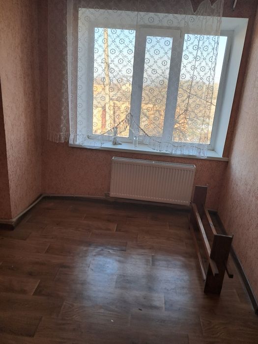 Продається трикімнатна квартира