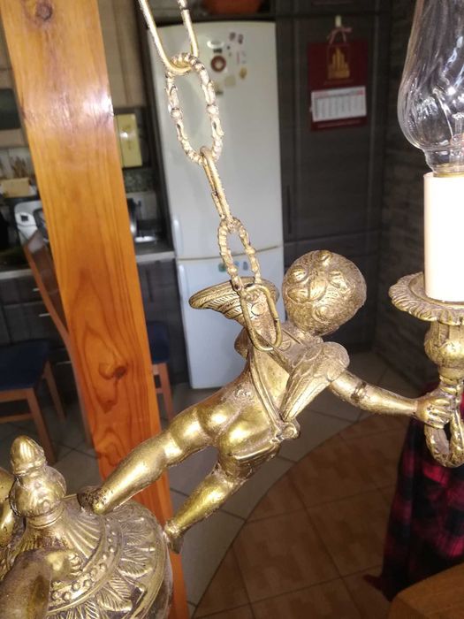 Piękny zadbany figuralny żyrandol - lampa z brązu.