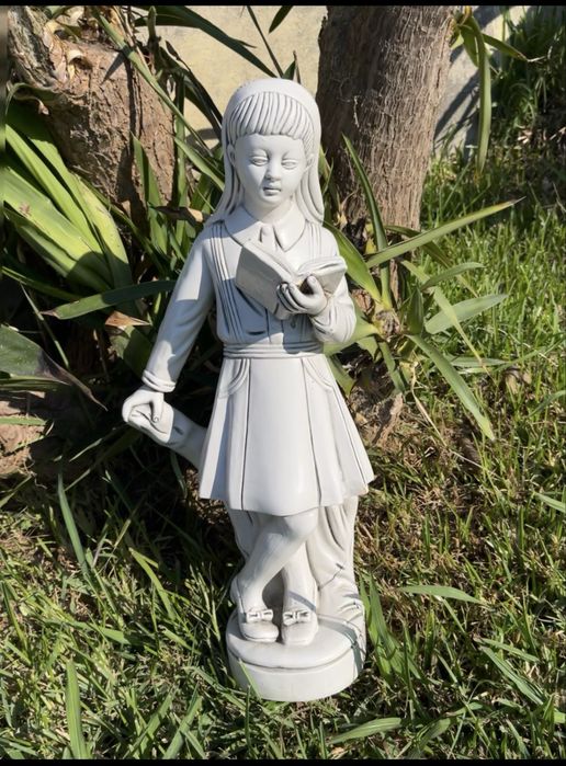 Estátua de Jardim - Menina a Ler / Estudante