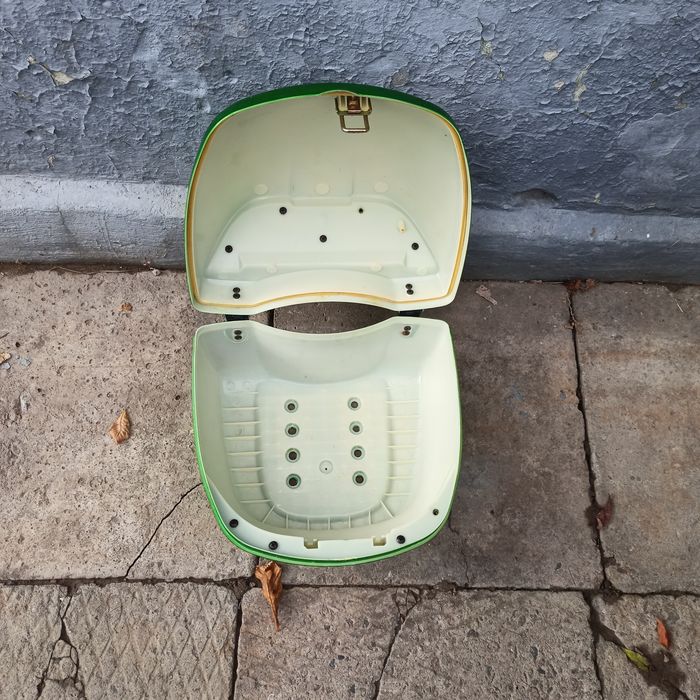 Кофр . Продається кофр , багажник для мотоцикла , або скутера !