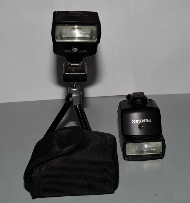 Вспышка Pentax AF-200FG, с встроенным светосинхронизатором.