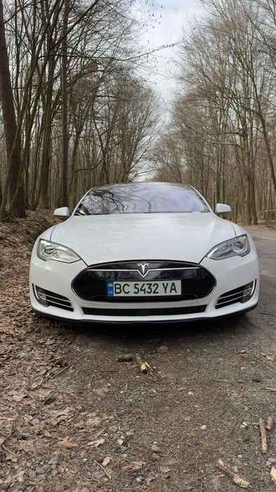 Tesla Model S 70D • Free Supercharger