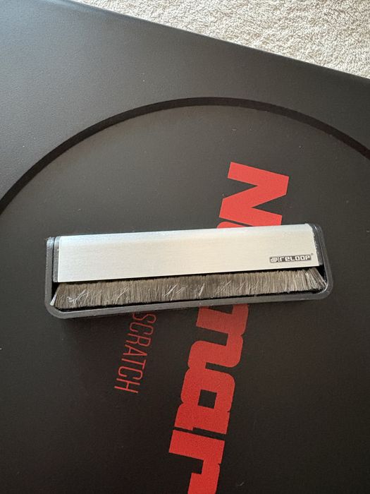 Numark PT01 - przenośny gramofon.