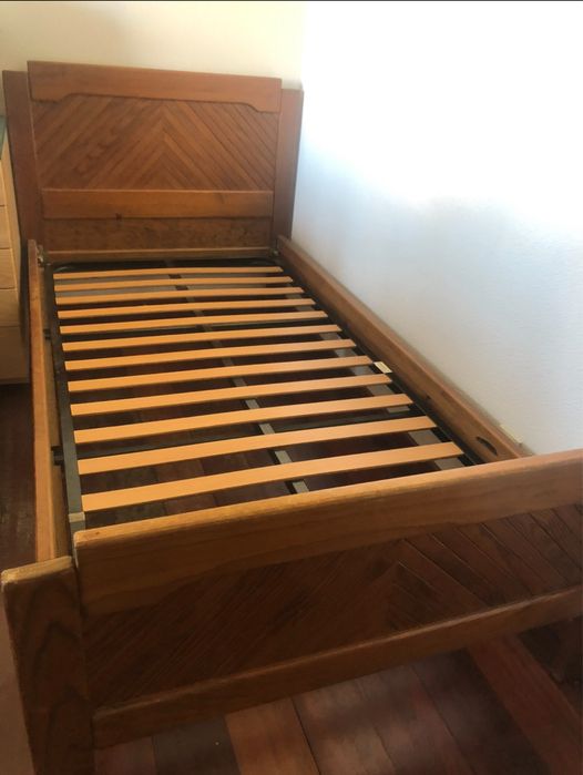 Cama de solteiro cerne com oferta de estado em ferro