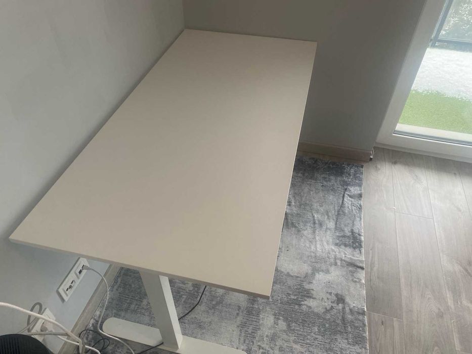 Biurko regulowane elektrycznie SVANEKE IKEA 140 cm – stan idealny