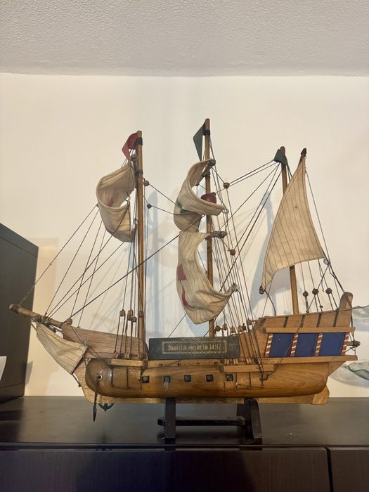 Barco decorativo histórico em madeira