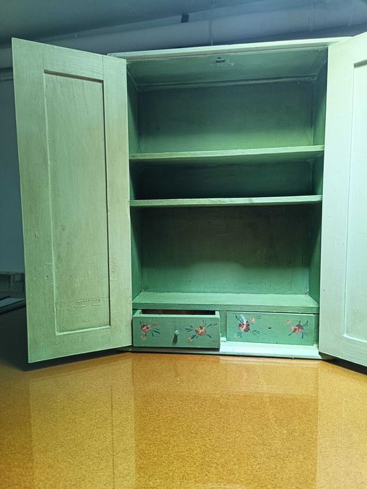 Armário de madeira antigo