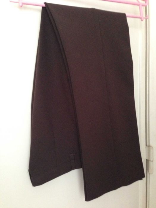 Três calças pretas e castanhas