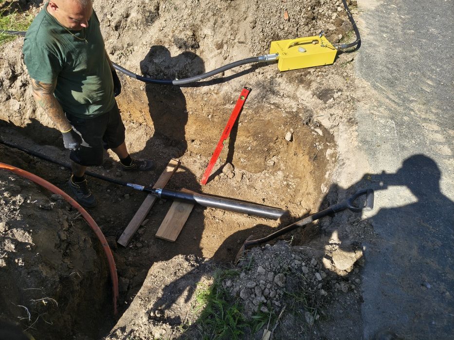 Przecisk pod drogą, kret kompresor minikoparka