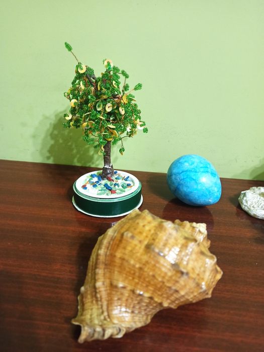 Набір маленьких статуеток та предметів інтер'єру