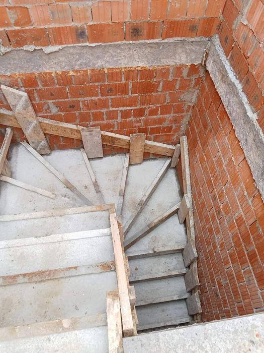 Сходи, стяжки, басейни, паркани, бетонні роботи