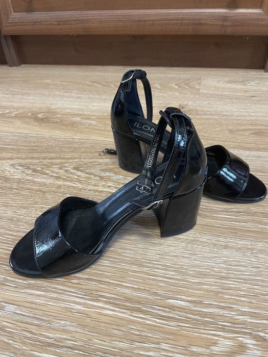 Шкіряні босоніжки