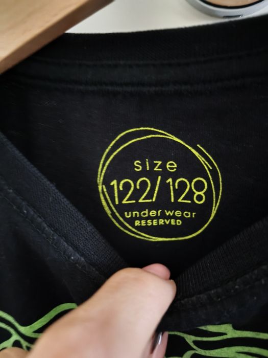 Koszulka Reserved r.122/128 świeci w ciemnościach