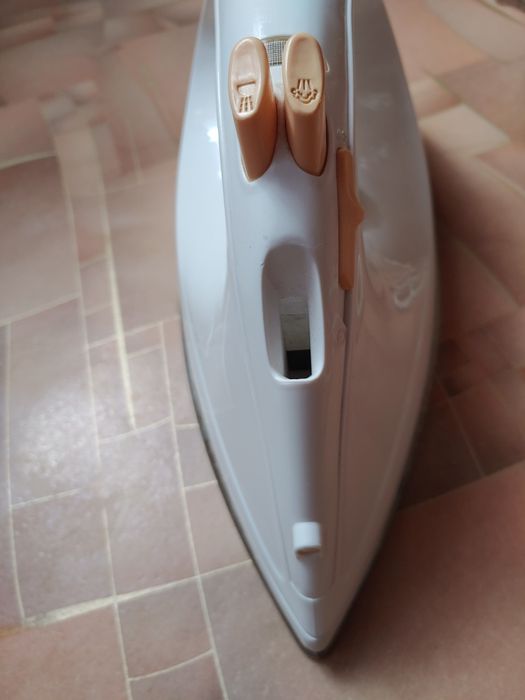 Продам полностью рабочий утюг Binatone  SI-2001