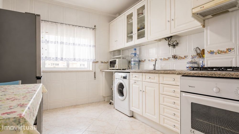 Apartamento T2 em Setúbal | Varanda, Elevador e Arrecadação