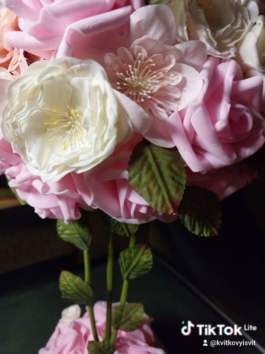 Квіти немов живі.