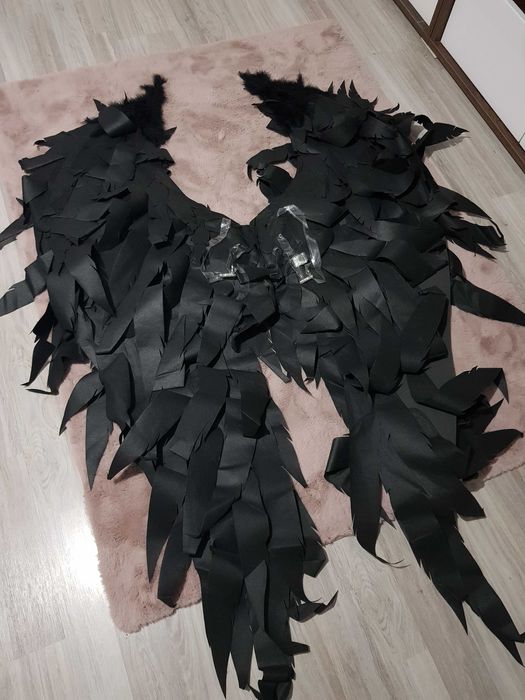 Duże czarne skrzydła