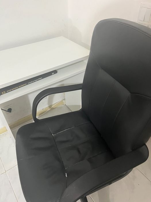 Mesa de estudos com cadeira