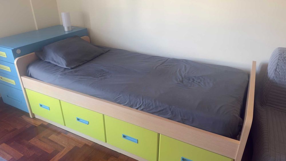 Cama de solteiro com 4 gavetas de arrumação com oferta de mesa de cabeceira