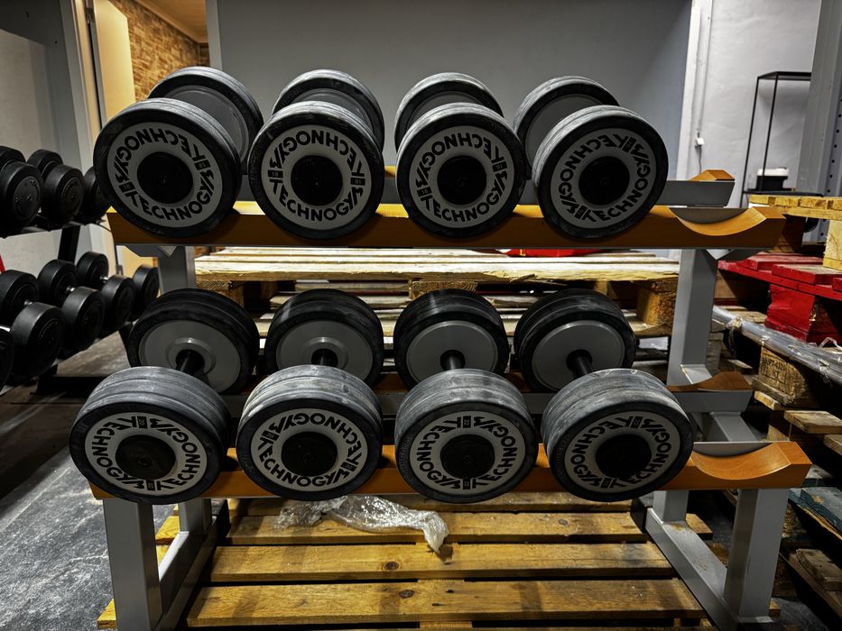 Bancada halteres Technogym profissional