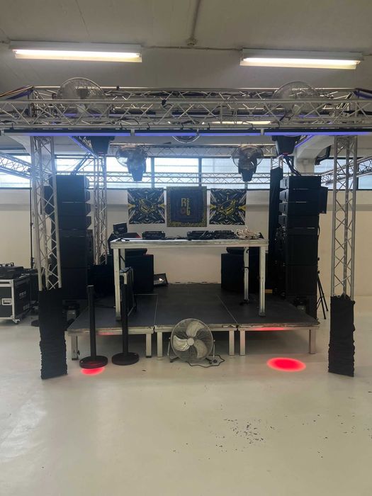Aluguer palco, estrados praticaveis/Guarda-corpos/Escadas praticaveis/