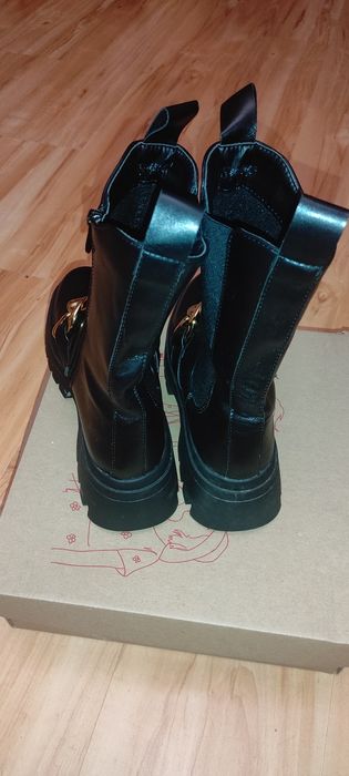 Botki  czarne workery z ozdobnym, złotym łańcuchem. Rozmiar 39