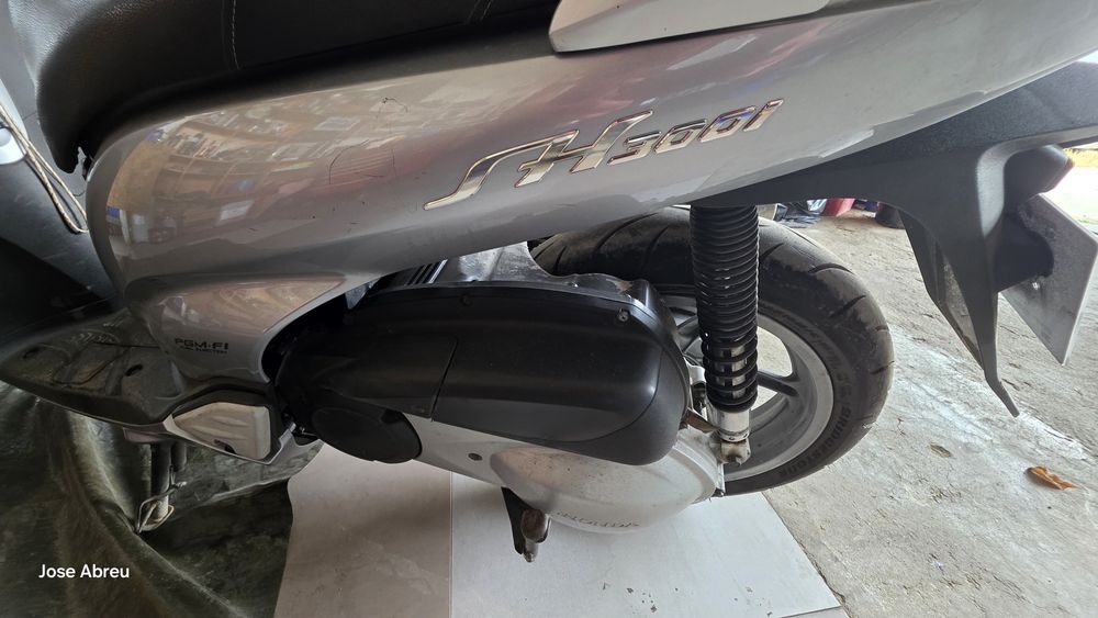 Honda SH 300i scooter muito boa kilometros reais