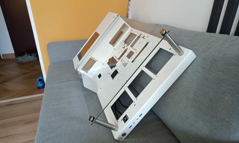 Obudowa do komputera na ścianę z LCD + RGB  kable w gratisie