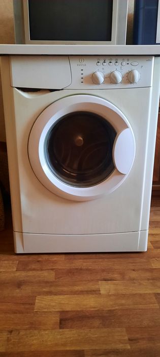 Стиральная машина Indesit ( б/у ) на запчасти
