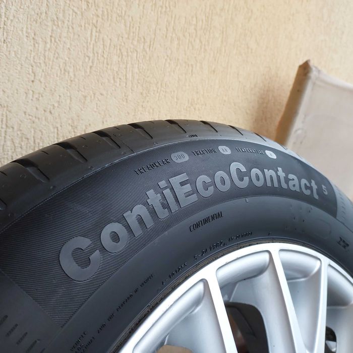 Komplet Czterech Opon Letnich CONTINENTAL 215/65/17 7mm bieżnika