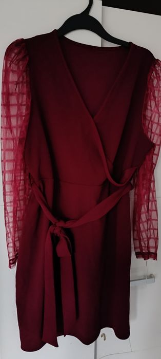 Bordowa sukienka z tiulowymi rekawami