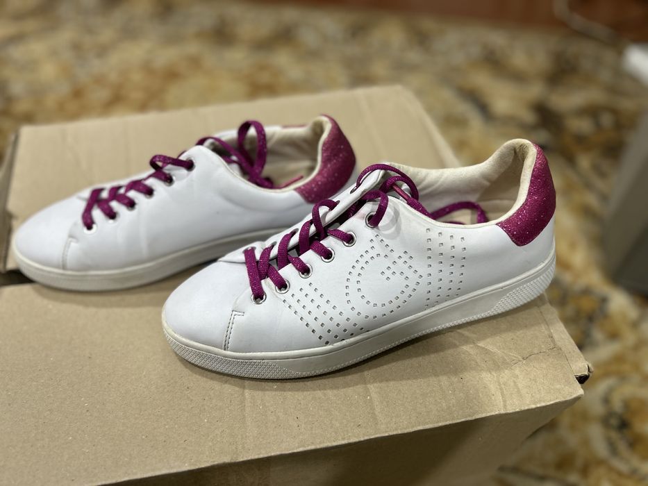 Женские белые кроссовки Guess