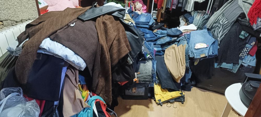 Lote de roupa NOVA , com etiqueta - Aproximadamente 1000 peças