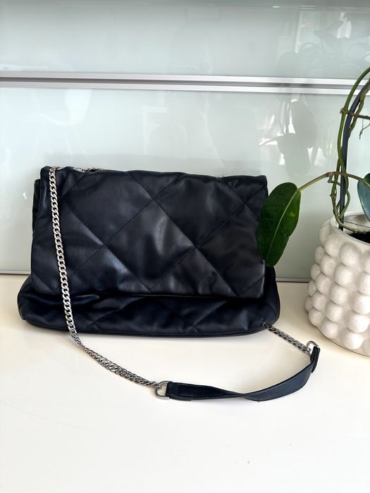 czarna pikowana torebka