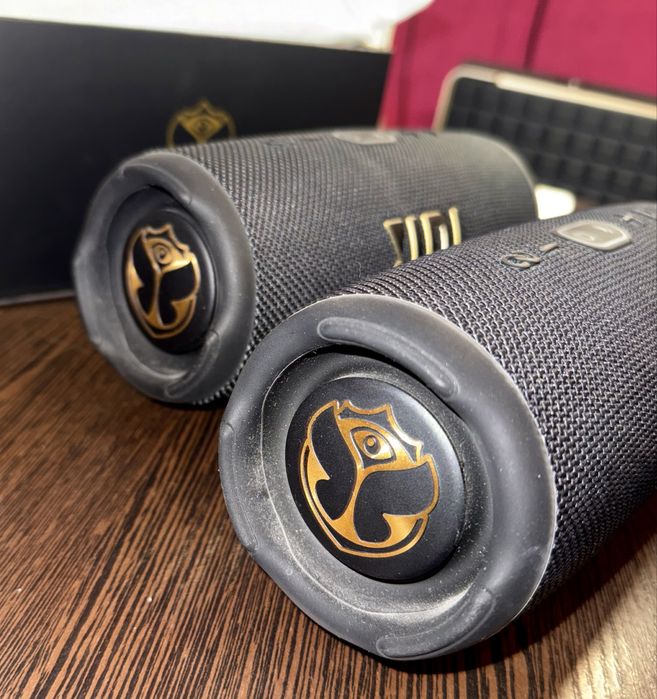 JBL Charge 5 tomorrowland одна колонка