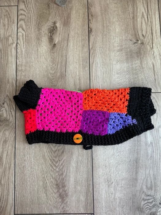 Sweter sweterek kolorowy dla psa ubranko na szydełku szydełkowe M na guziki patchwork