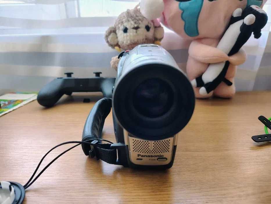 Ретро-відеокамера Panasonic RZ9 [VHS-C]