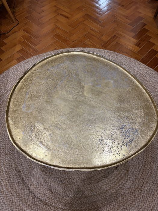 Mesa de centro oval em metal dourado e preto