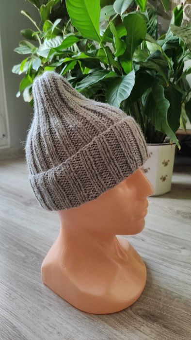 Szara, ręcznie robiona, wełniana czapka na drutach