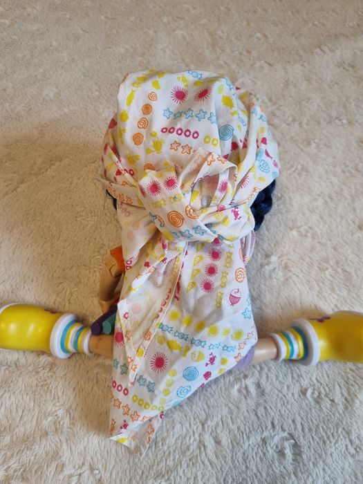 Czapka, chusta z daszkiem, wiązana - kolorowe wzory - ochrona głowy