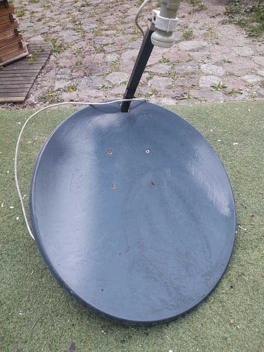 Talerz anteny satelitarnej z konwerterem i mocowaniem