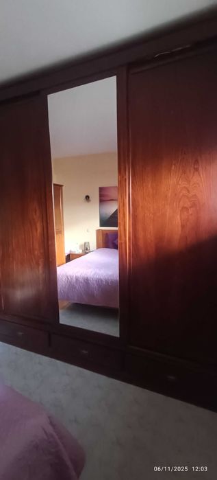 Roupeiro espaçoso bom estado.